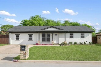Building Photo - 5905 Saramac Dr