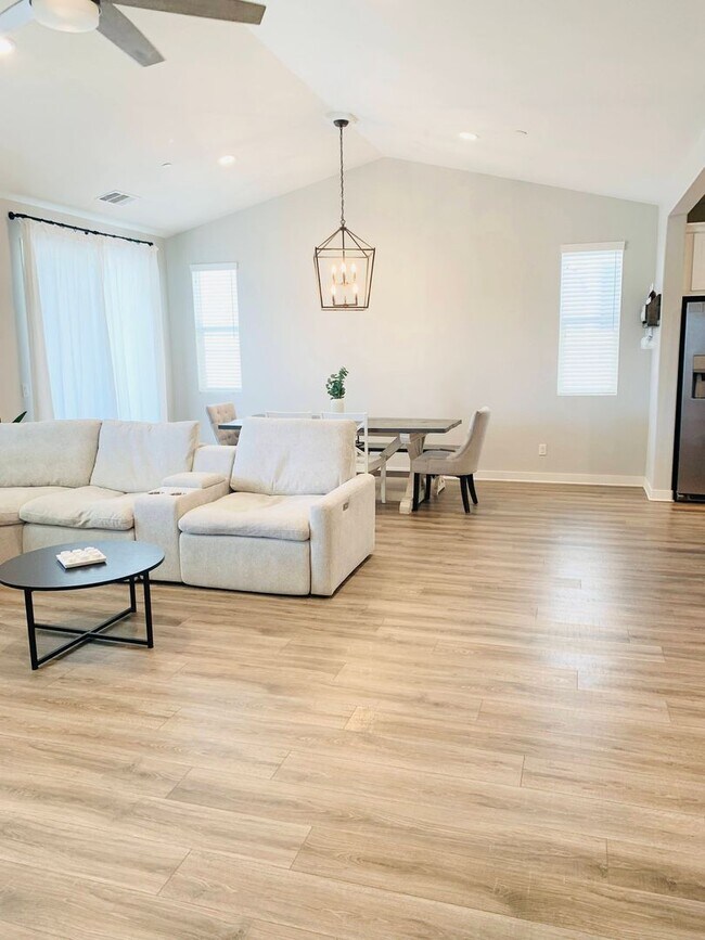 Foto del edificio - Gorgeous 4 Bedroom Home in West Murrieta