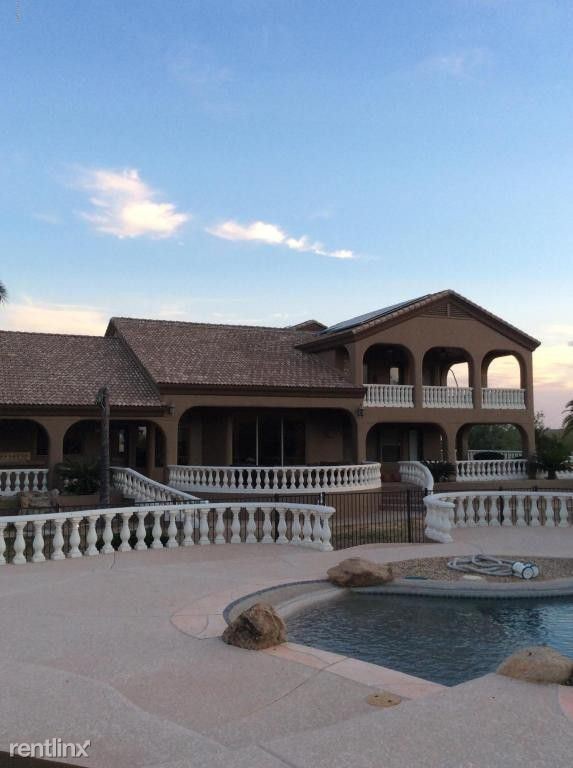 Foto del edificio - 5 br, 3.5 bath House - 8706 E Oak St