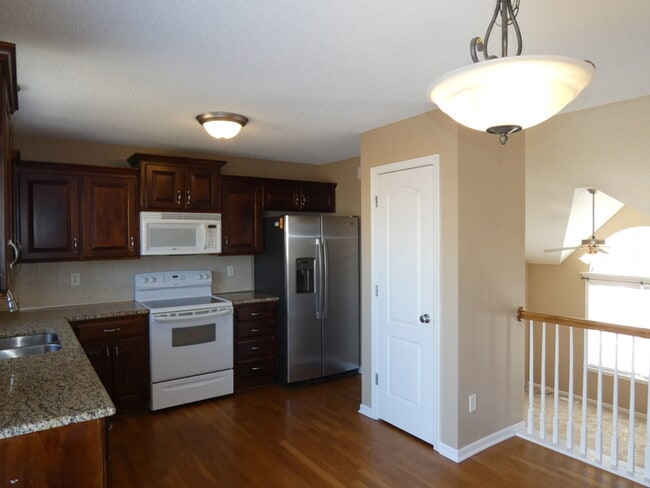 Building Photo - 9304 NE 116th Ter. Kansas City, MO Lots of...