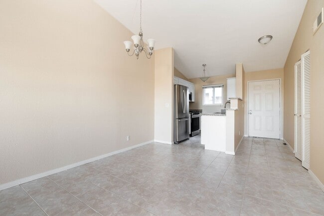 Building Photo - Cute 2 bedroom 2 bathroom condo in University Heights!