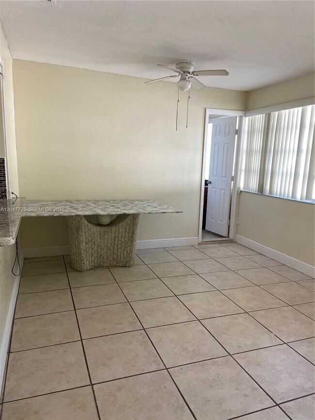 Foto del edificio - 800 NW 76th Ave