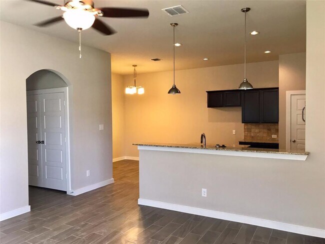 Building Photo - 906 Skyview Dr