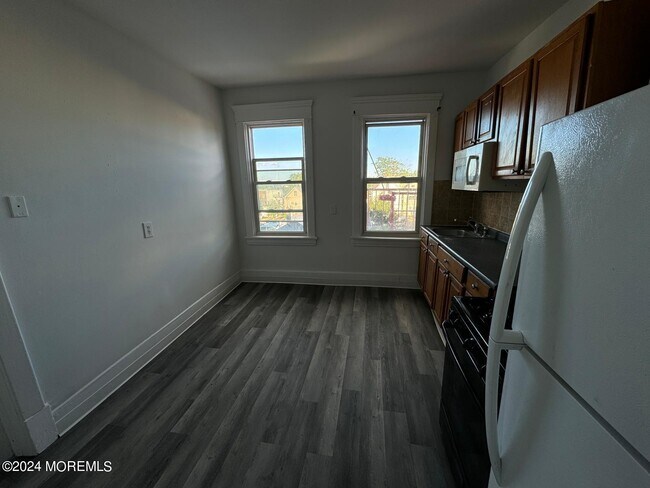 Building Photo - 720 Cortlandt St