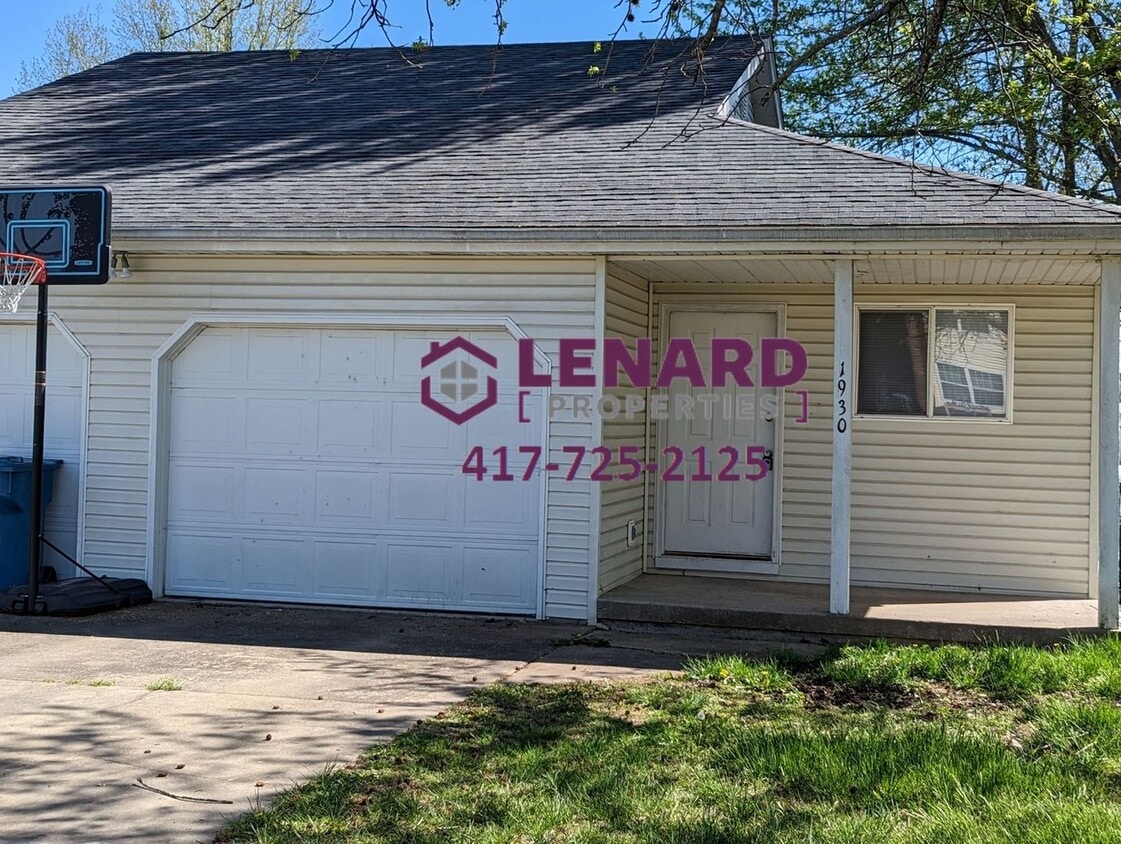 1930 E Division St Unit 1930 E Division, Bolivar, MO 65613 Room for