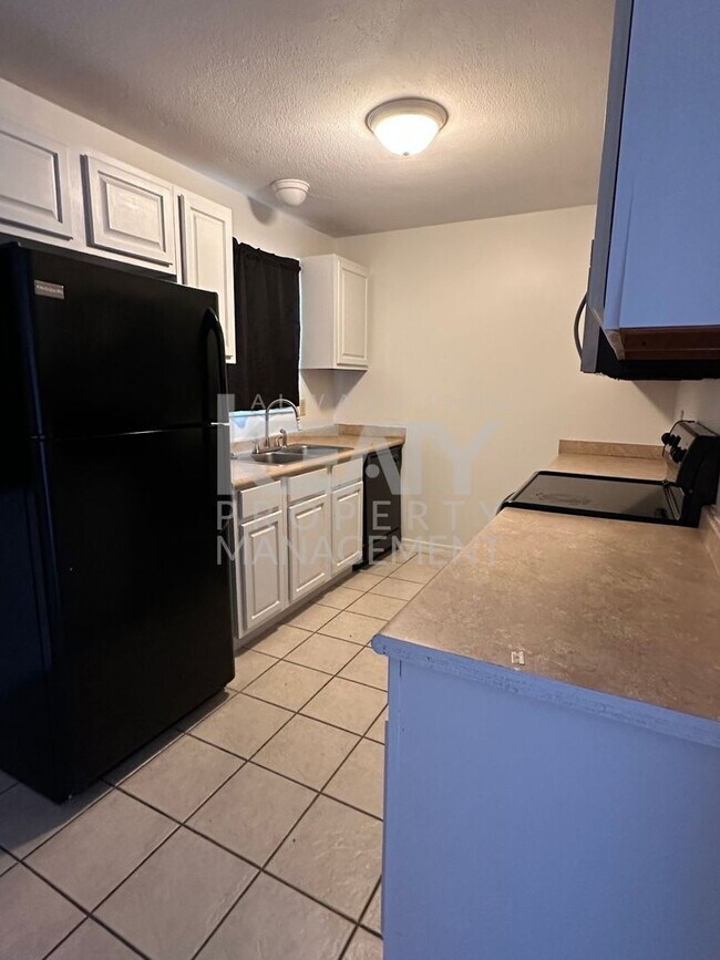 Foto del edificio - 2 Bed / 1.5 Bath Apartment COMING SOON!