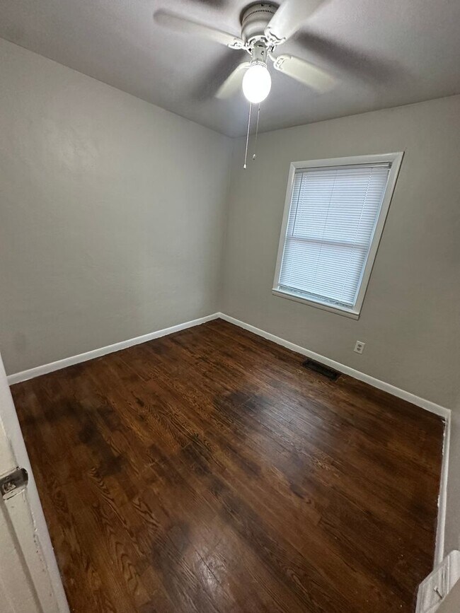 Building Photo - 2 Bedroom 1 Bathroom Duplex