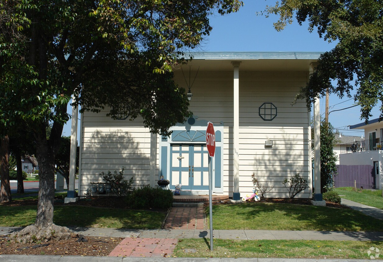 Foto principal - 2693-3673 Waterbury Ct