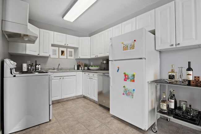 Building Photo - Deerwood Place
