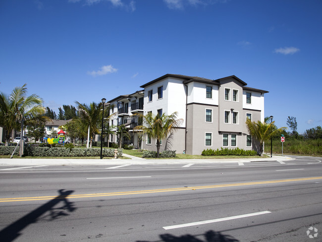 Vista desde el otro lado de la calle - La Joya Apartments