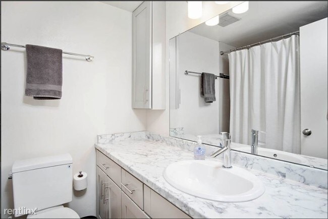 Building Photo - 2 br, 1.5 bath Apartment - 991 Logan St