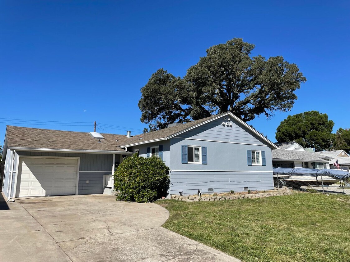 Centrally Located, Nicely Updated Througho... - Centrally Located, Nicely Updated Througho...