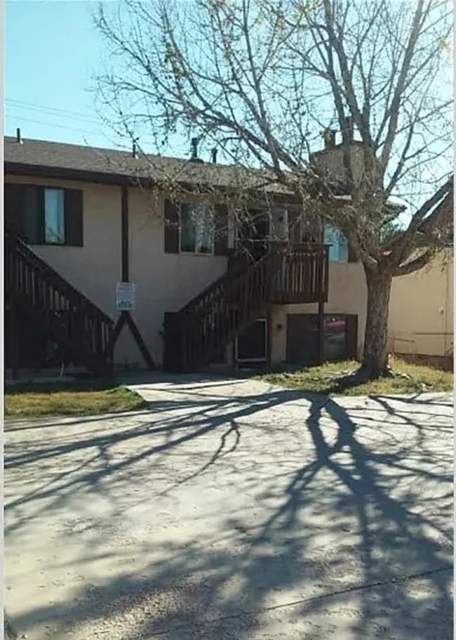 Building Photo - 2-bedroom apartment home on cul de sac!
