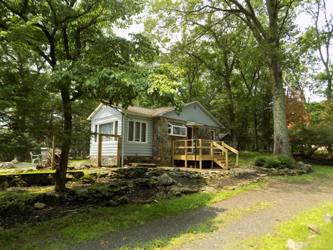Building Photo - 7 High Trail