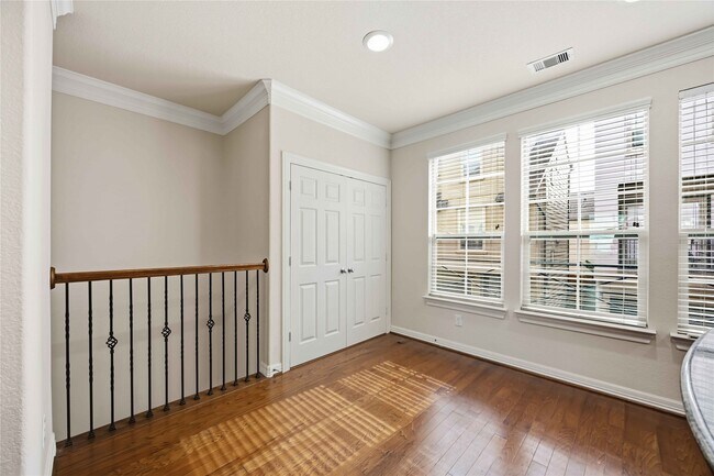 Foto del edificio - 6363 Fairdale Ln