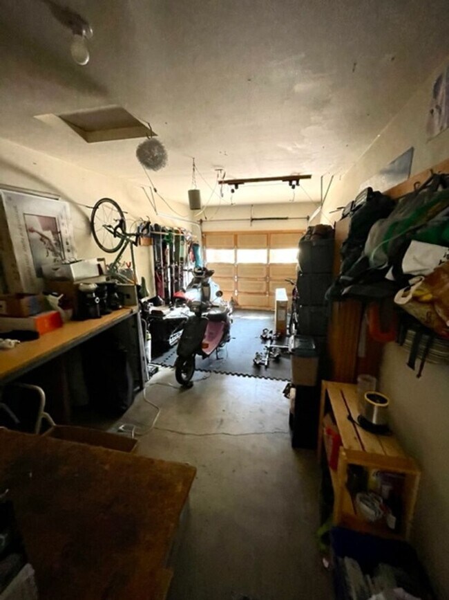 Building Photo - Three bedroom Westside home near OSU Casca...