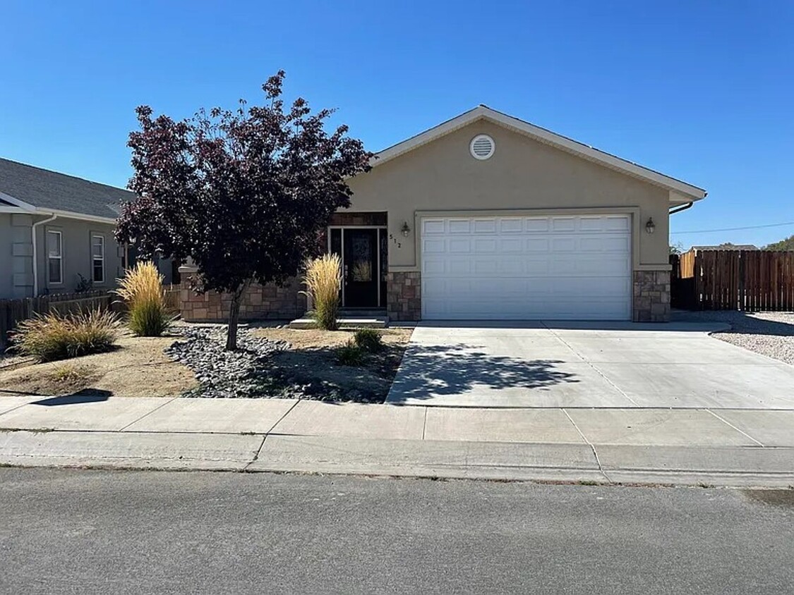 Foto principal - Gorgeous 3 bedroom in Fallon