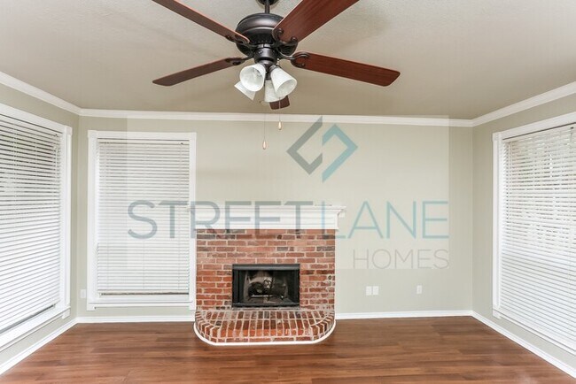 Building Photo - REDUCED!