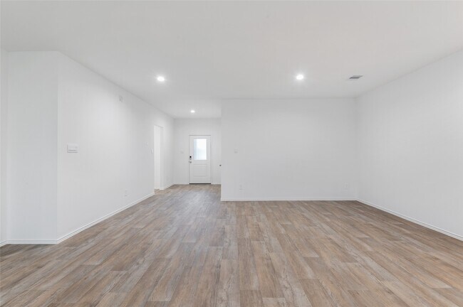 Foto del edificio - 7418 Elm Lndg Ln