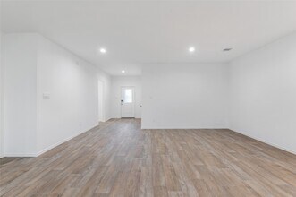 Building Photo - 7418 Elm Lndg Ln