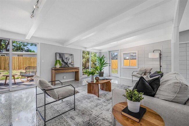 Foto del edificio - 4925 Camellia Way S