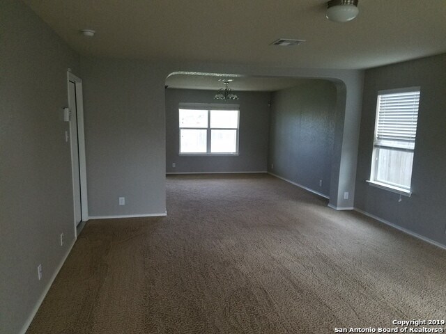 Foto del edificio - Move in ready and located on a quiet cul d...