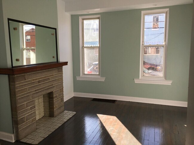 Foto del edificio - SPACIOUS AND BEAUTIFUL END UNIT WITH PATIO...