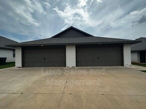 Building Photo - 11416 N Lincoln Blvd