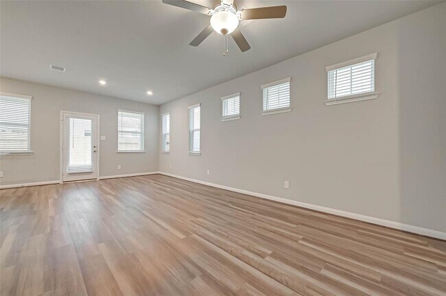 Building Photo - 16108 Oregon Oak Dr