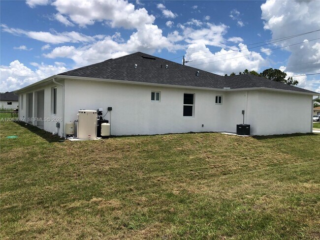 Building Photo - 4568 Golfview Blvd