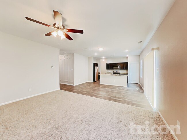 Foto del edificio - 404 Willow Creek Dr