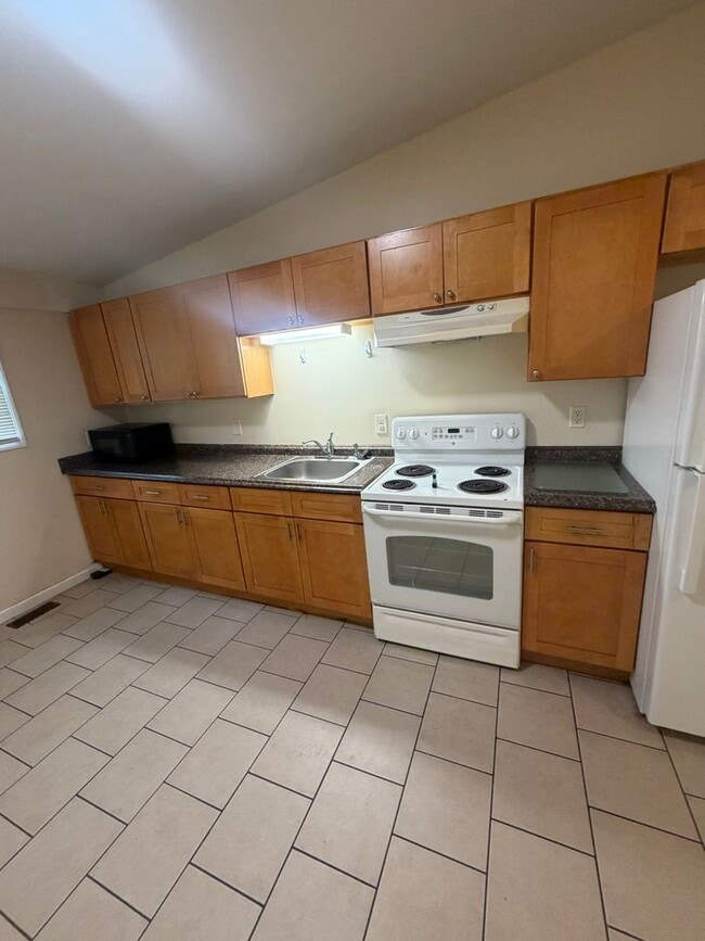 Building Photo - 380 3rd St
