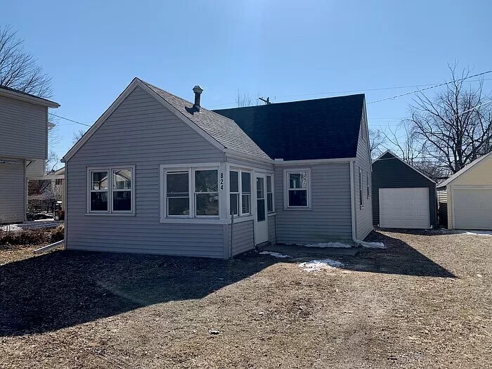 824 E London Ave, Peoria Heights, IL 61616 House Rental in Peoria