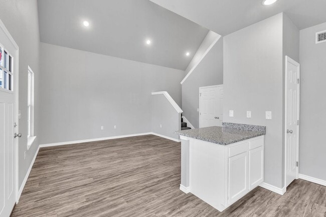 Building Photo - 518 Ranier Dr