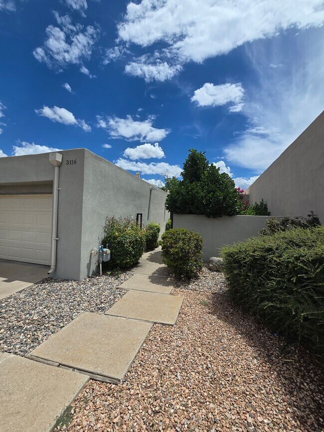 Foto del edificio - 2 bedroom, 2 bath in NE