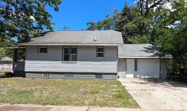 Building Photo - 3216 Maffett, 2 bedroom house with basemen...