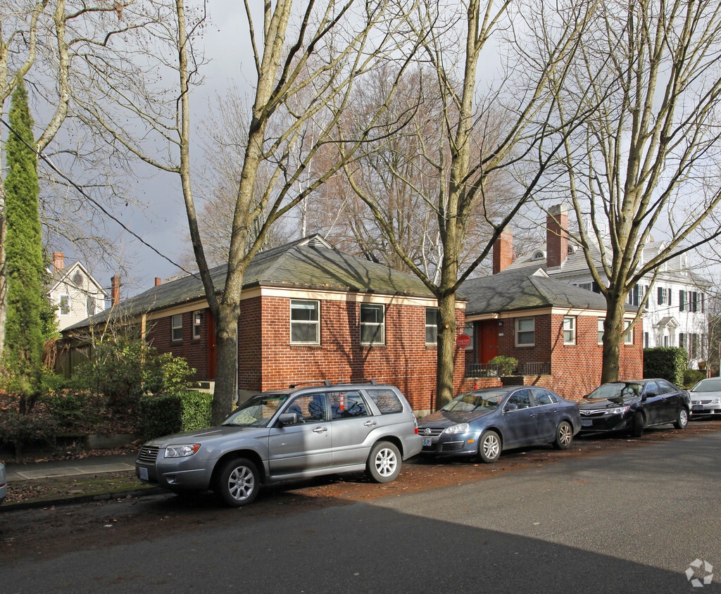 Irving Court Apartments 20492063 NW Irving St Portland, OR Apartments for Rent in Portland