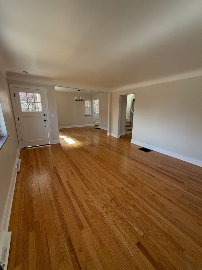 Building Photo - 3 Bed / 2 Bath Brick Home - showings start 12/3