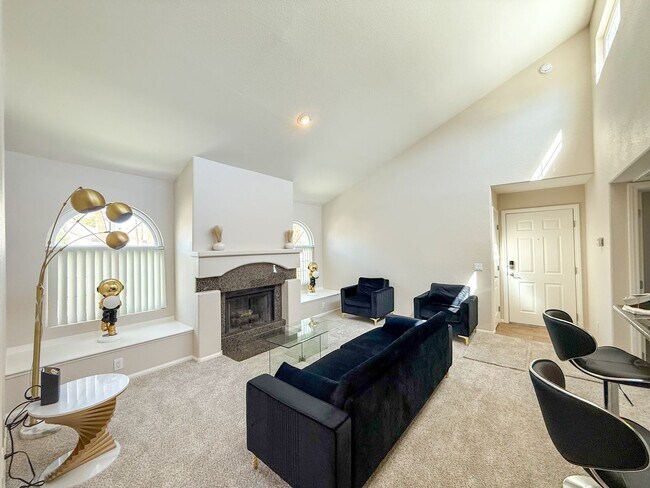 Foto del edificio - Bright & Furnished 2-Bedroom, 2-Bath Condo with Poolside Views