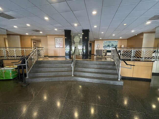 Foto del edificio - 100 S Doheny Dr