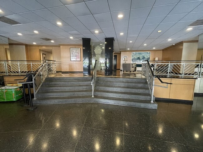 Building Photo - 100 S Doheny Dr