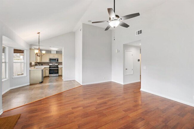 Foto del edificio - 214 Crystal Knoll Blvd