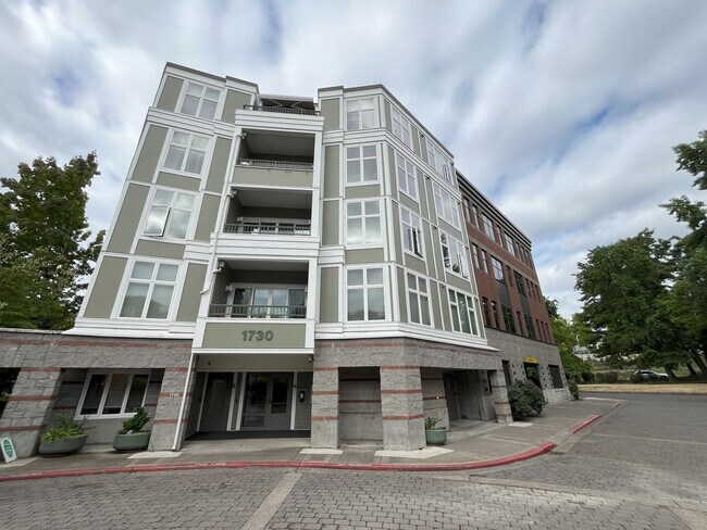 Building Photo - 1BD/1BA RiverPlace Condo - Secure Parking Included. Walk to OHSU, Waterfront, Shops & Restaurants.