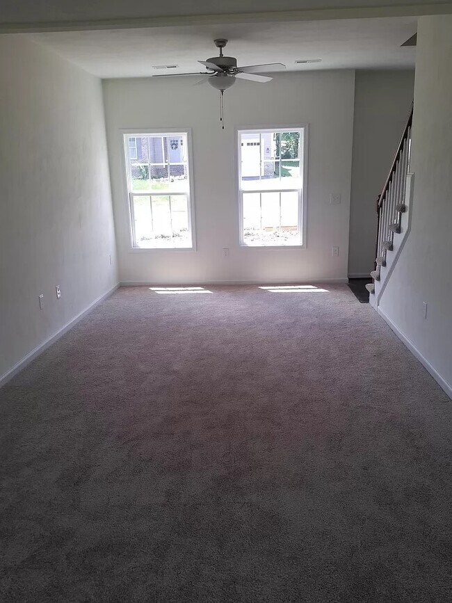 Foto del edificio - 112 Oak Meadow Ln