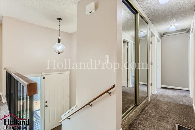 Building Photo - Beautiful Split-Level Hillsboro Home with ...