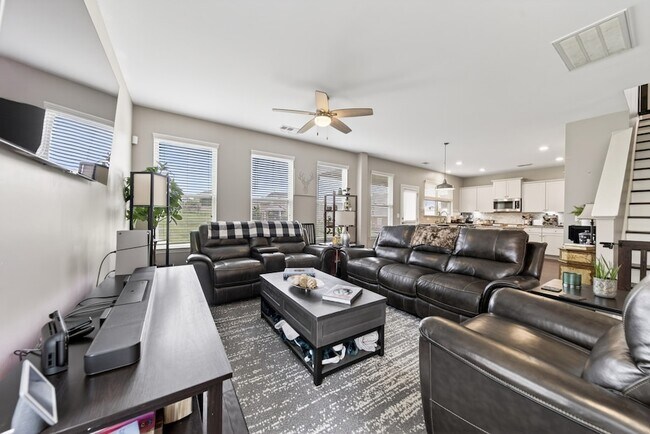 Foto del edificio - 404 Black Thorn Ln