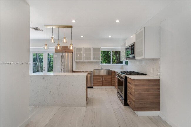 Building Photo - 550 W 49th St