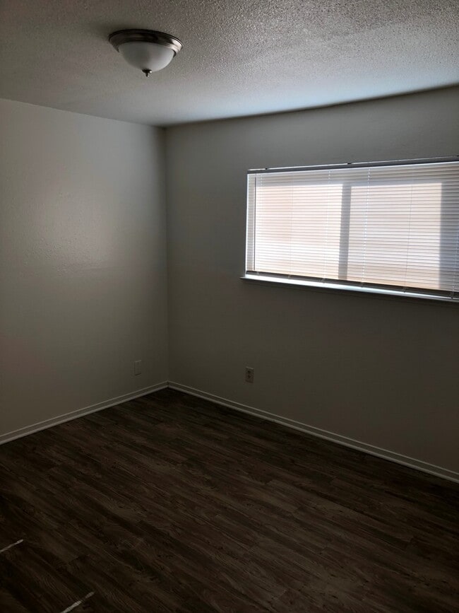 Foto del edificio - 1100 N Mooney Blvd