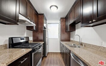 Building Photo - 633 Hayworth Ave