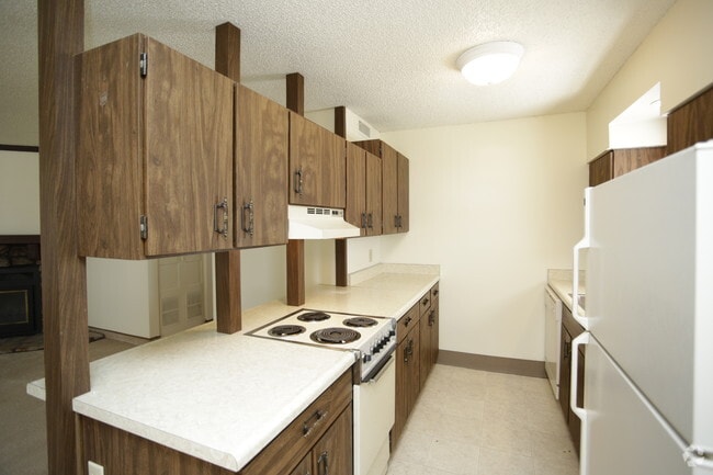 2BR, 2BA - 1071 SF - Maple Gardens